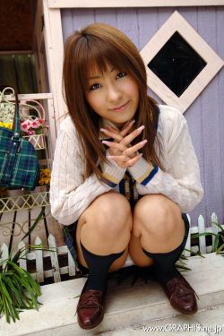 男生毫不避讳的盯着女生看